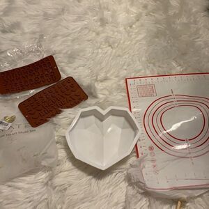Silicone breakable heart mold set includes cookie sheet